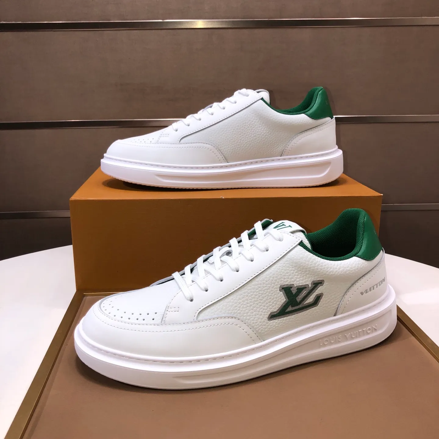 Factory batch 640💰original development, quality shipment, welcome to compare - LV sneaker series sports shoes introduce the loose silhouette of the ready-to-wear series into the spring and summer men's wear shows and make an eye-catching appearance. The cow leather upper is combined with rough fabric laces, and colorful beading highlights the brand's classic elements. LV letters mark the tongue and Monogram floral outsole. Mixed materials Made of top-grain cowhide, thick shoelace design, large Monogram print on the side, mesh lining and cotton feet, the comfort is as extreme as ever, premium heritage, quality first, worth owning! Size: Men’s 38-45 (45 is custom-made and cannot be returned or exchanged)